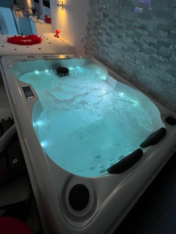 Love Room Avec Spa Privatif Le Rove Exteriér fotografie